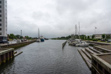 Sakskobing, Lolland, Danimarka, 22 Temmuz 2024 - Yerel liman ve sahil yolu