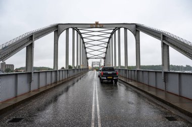 Guldborg, Lolland, Danimarka, 22 Temmuz 2024 - Yağmurlu bir günde bekleyen arabalı kemer köprüsü