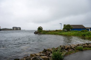 Vordingsborg, Seeland, Danimarka, 22 Temmuz 2024 - Köprünün altındaki sanayi bankaları ve karayolu