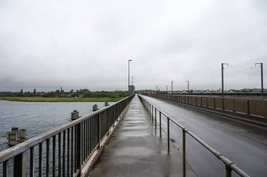 Storstrommen, Seeland, Danimarka, 22 Temmuz 2024 - Falster ve Masned adaları arasında Storstrommen 'i geçen yol ve demiryolu kemeri.