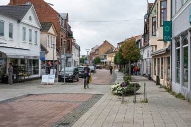 Vordingsborg, Seeland, Danimarka, 22 Temmuz 2024 - Köy merkezindeki yerel alışveriş caddesi