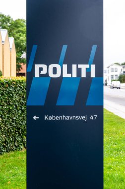 Vordingsborg, Seeland, Danimarka, 22 Temmuz 2024 - Yerel polis merkezi işareti