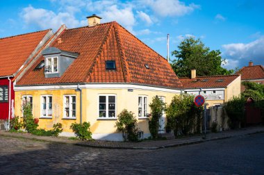 Praesto, Seeland, Danimarka, 22 Temmuz 2024 - Tatil limanındaki renkli evler