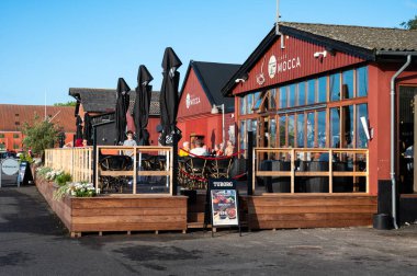 Praesto, Seeland, Danimarka, 22 Temmuz 2024 - Tatil limanındaki renkli evler