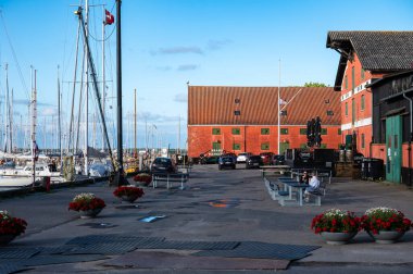 Praesto, Seeland, Danimarka, 22 Temmuz 2024 - Tatil limanındaki renkli evler