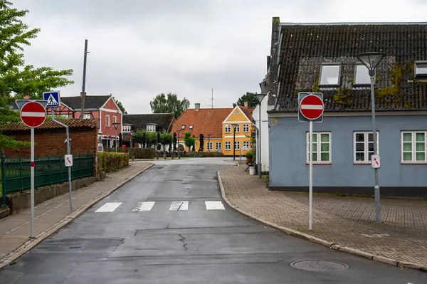 Sakskobing, Lolland, Danimarka, 22 Temmuz 2024 - Köy merkezindeki renkli tarihi evler