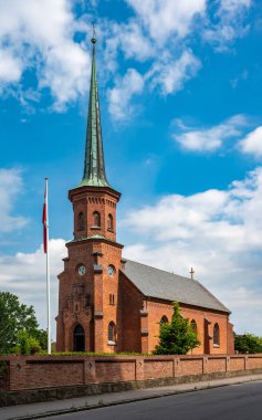 Faxe Ladeplads, Seeland, Danimarka, 23 Temmuz 2024 - Mavi gökyüzünün tuğla taştan kilisesi