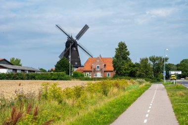 Storre Heddinge, Seeland, Danimarka, 23 Temmuz 2024 - Danimarka kırsalında geleneksel ahşap yel değirmeni