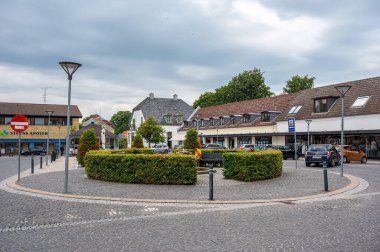 Storre Heddinge, Seeland, Danimarka, 23 Temmuz 2024 - Kavşakta dükkanları olan köy merkezi