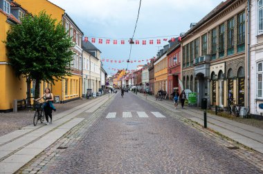Koge, Seeland, Danimarka, 23 Temmuz 2024 - Köyün ana alışveriş caddesindeki renkli tarihi evler