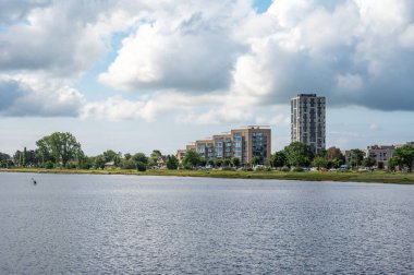 Kopenhag, Danimarka, 24 Temmuz 2024 - Amagar bölgesindeki yerleşim alanının liman manzarası