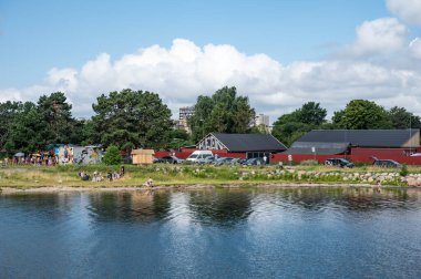 Kopenhag, Danimarka, 24 Temmuz 2024 - Amagar bölgesindeki yerleşim alanının liman manzarası