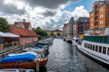 Kopenhag, Danimarka, 24 Temmuz 2024 - Tarihi şehir merkezindeki Nyhavn 'da bir kanala bakın