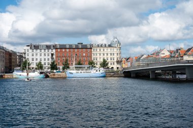 Kopenhag, Danimarka, 24 Temmuz 2024 - Eski kasaba ve Nyhavn manzarası, Hristiyanhavn 'dan alındı