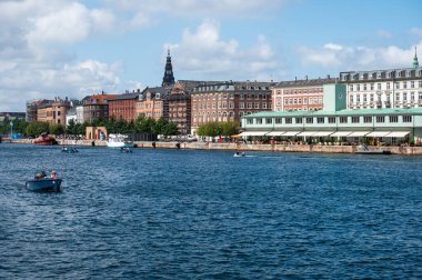 Kopenhag, Danimarka, 24 Temmuz 2024 - Eski kasaba ve Nyhavn manzarası, Hristiyanhavn 'dan alındı