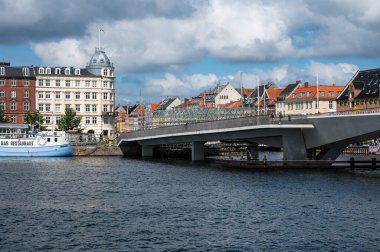 Kopenhag, Danimarka, 24 Temmuz 2024 - Eski kasaba ve Nyhavn manzarası, Hristiyanhavn 'dan alındı