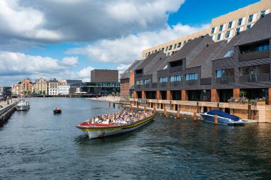 Kopenhag, Danimarka, 24 Temmuz 2024 Hristiyanhavn bölgesi ve çağdaş bisiklet köprüsü