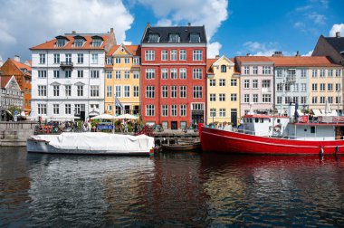 Kopenhag, Danimarka, 24 Temmuz 2024 Nyhavn 'daki tarihi liman renkli evler ve tekneler