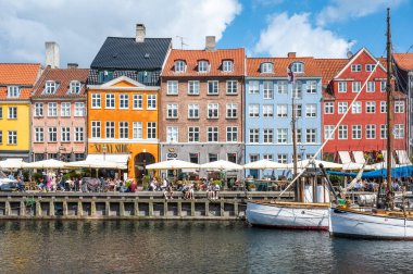 Kopenhag, Danimarka, 24 Temmuz 2024 Nyhavn 'daki tarihi liman renkli evler ve tekneler