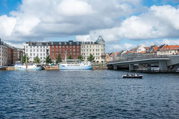 Kopenhag, Danimarka, 24 Temmuz 2024 - Eski kasaba ve Nyhavn manzarası, Hristiyanhavn 'dan alındı