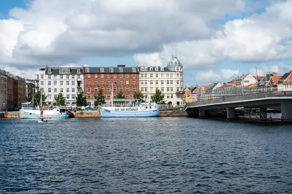 Kopenhag, Danimarka, 24 Temmuz 2024 - Eski kasaba ve Nyhavn manzarası, Hristiyanhavn 'dan alındı