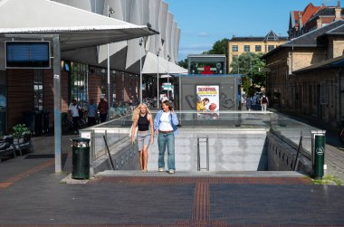 Kopenhag, Danimarka, 24 Temmuz 2024 - Frederiksberg metrosunun merdivenlerinde iki kız öğrenci
