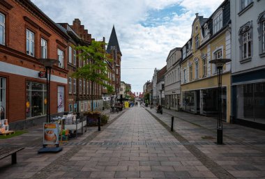 Fredericia, Jutland, Danimarka, 25 Temmuz 2024 - Restoranları olan eski şehrin merkezi alışveriş caddesi