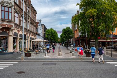 Fredericia, Jutland, Danimarka, 25 Temmuz 2024 - Restoranları olan eski şehrin merkezi alışveriş caddesi