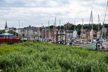 Flensburg, Holstein, Almanya, 25 Haziran 2024 - Yelkenli tekneli eğlence marinası