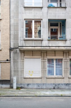 Gri betondan bir apartman bloğunun pencereleri, Ganshoren, Brüksel, Belçika, SEP 27, 2024