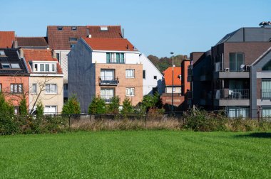 Neerpede, Anderlecht, Belçika 'da arka bahçeler, cepheler ve yeşil çimenler