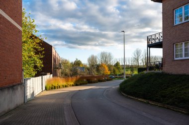 Sint Gertrudis Pede, Dilbeek, Flanders, Belçika, OCT 23, 2024 köyünde evler ve bükme yolu