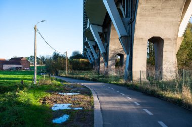 Bisiklet yolu ve beton 17 köprü Sint Anna Pede, Flanders, Belçika 'da inşaat
