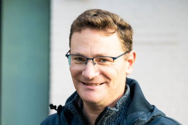 Koekelberg, Brüksel, Belçika 'da 45' lik beyaz bir adamın portresi. Model bırakıldı.