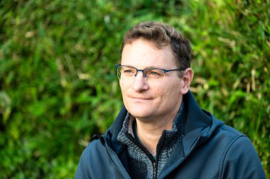 Koekelberg, Brüksel, Belçika 'da 45' lik beyaz bir adamın portresi. Model bırakıldı.