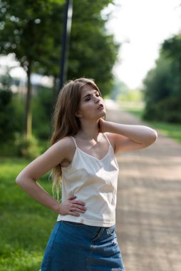 Brüksel, Belçika 'da bir parkta duran 20 beyaz kadın. Model bırakıldı