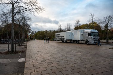 Tiyatro şirketi De Krakeling 'in Amsterdam, Hollanda' daki kamyoneti 14 Kasım 2024