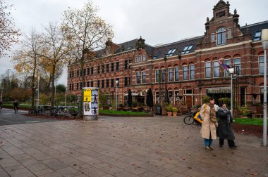 Amsterdam, Hollanda 'daki Bilinçli Otel' in tuğla taş cephesi ve karesi, 14 Kasım 2024