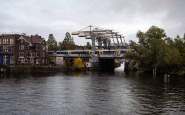Amsterdam, Hollanda 'daki Westerkanaal üzerindeki demiryolu köprüsü, 14 Kasım 2024