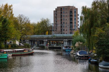 Prinseneiland 'daki kanalların manzara görüntüsü Amsterdam, Hollanda, 14 Kasım 2024