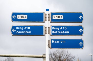 Amsterdam, Hollanda, NOV 15, 2024 'te bir sanayi parkındaki ana yol ve şehirlerin işareti.