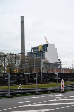 Westpoort Amsterdam, Hollanda 'daki Yüksek Voltaj İstasyonu Hemweg ve bacası, NOV 15, 2024