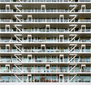 Amsterdam, Hollanda, NOV 15, 2024 Beyaz Çağdaş Apartman Önü ve Balkonları
