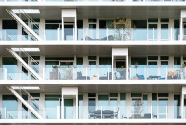 Amsterdam, Hollanda, NOV 15, 2024 Beyaz Çağdaş Apartman Önü ve Balkonları