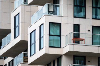 Amsterdam, Hollanda, NOV 15, 2024 Beyaz Çağdaş Apartman Önü ve Balkonları