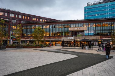 Amsterdam, Hollanda 'daki Bos en Lommerplein Meydanı' ndaki çağdaş mağazalar ve restoranlar.