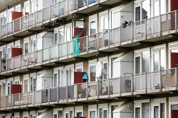 Amsterdam, Hollanda 'da sosyal bir apartmanda cam balkonlar, NOV 15, 2024