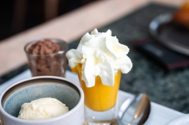 Leuven, Belçika 'da kek, vanilyalı buz kepçesi ve muhallebi gibi tatlı tatlılarla servis edilen kahve.