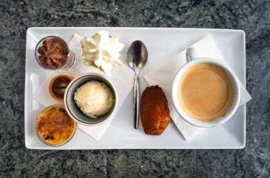 Leuven, Belçika 'da kek, vanilyalı buz kepçesi ve muhallebi gibi tatlı tatlılarla servis edilen kahve.