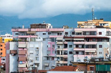 Tiran, Arnavutluk, DEC 7, 2024 'te renkli apartman blokları ve balkonlara yüksek açı